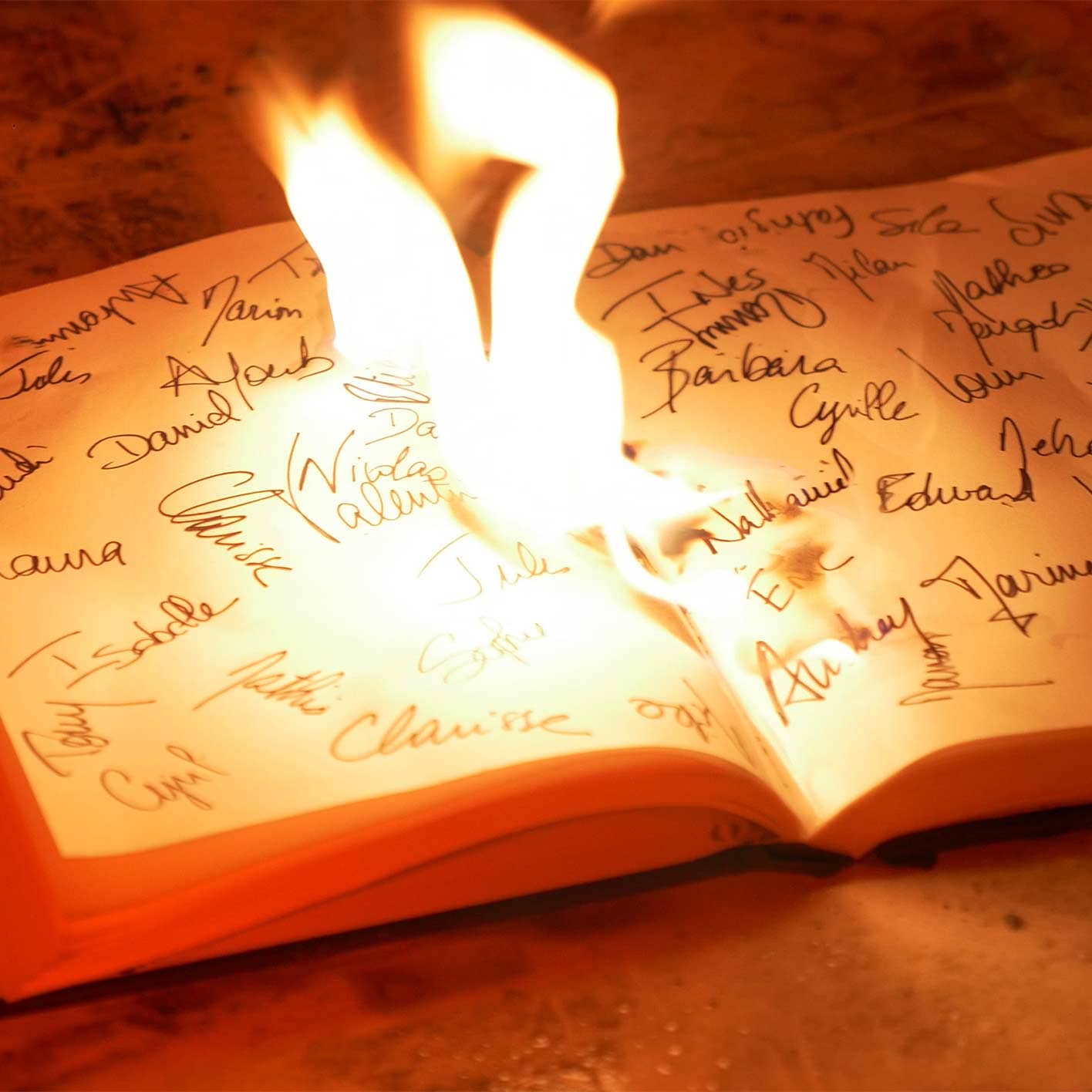 photo d'un cahier qui brûle (photo issue du clip)